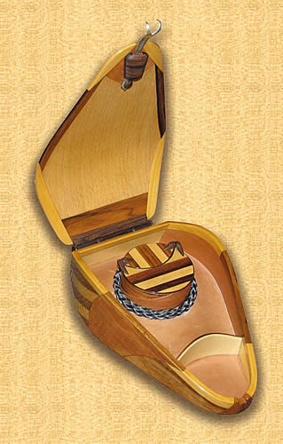 Snake Head Box detail view